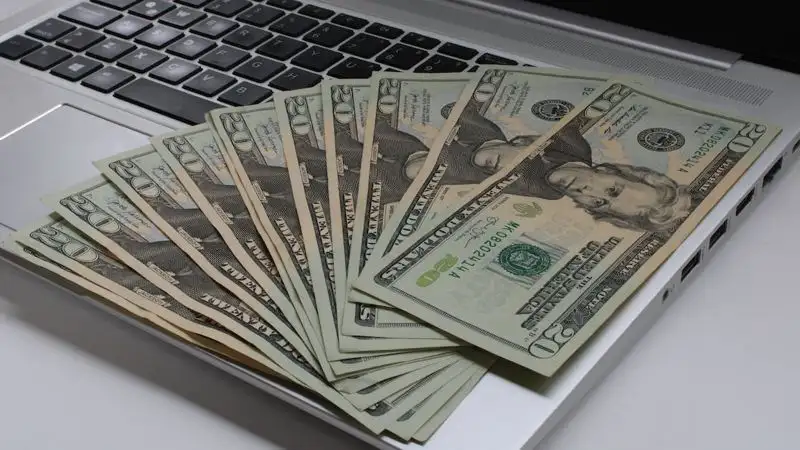 Курс доллара снизился на торгах 10 августа