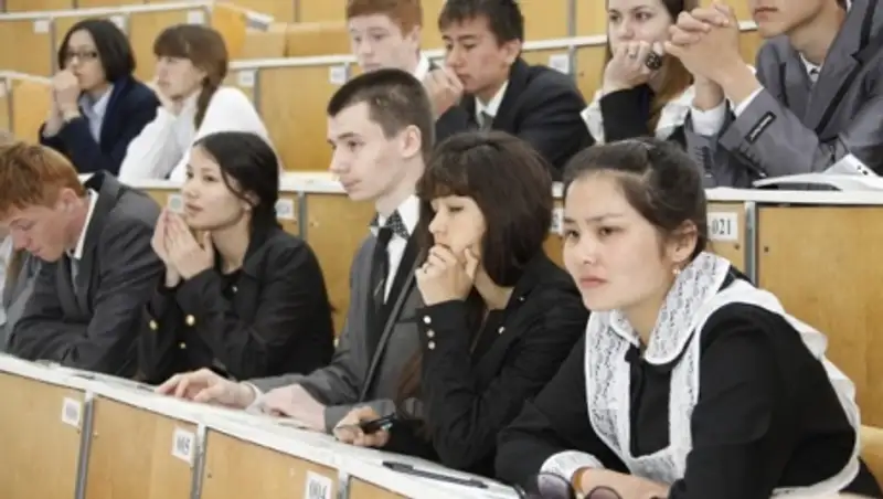 Выпускники жалуются на сложные задания по физике, математике и истории Казахстана