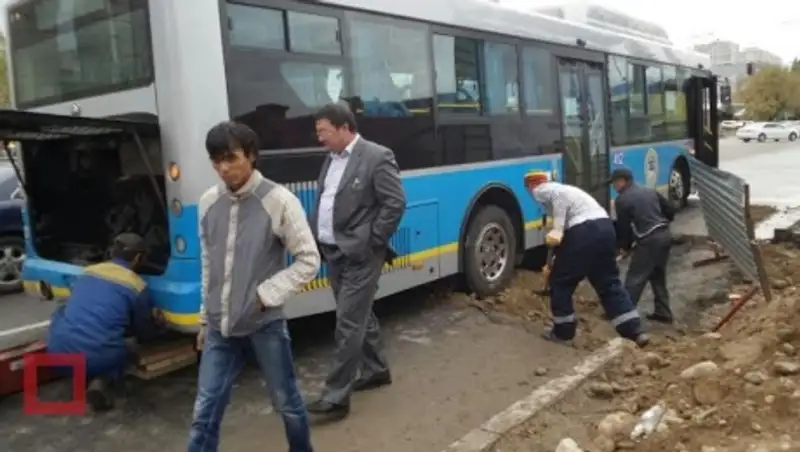 Асфальт провалился под автобусом на месте строительства алматинского метро