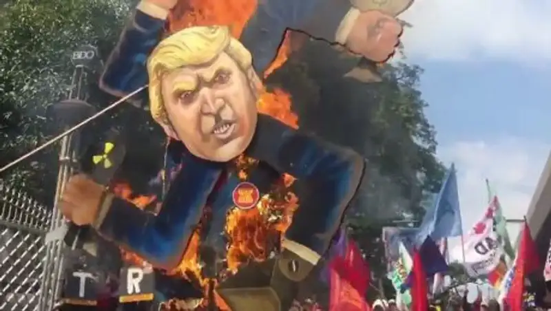 Демонстранты сожгли чучело Трампа на Филлипинах
