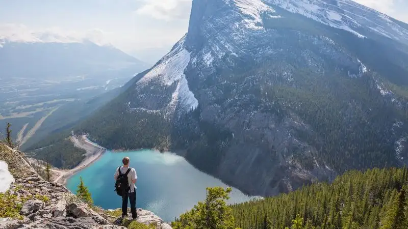 Вторые сутки в горах Алматы ищут пропавшего туриста