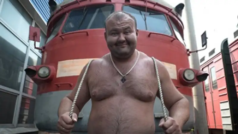 Российский тяжелоатлет сдвинул с места поезд массой 512 тонн