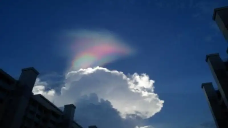В небе над Сингапуром была видна "огненная радуга"