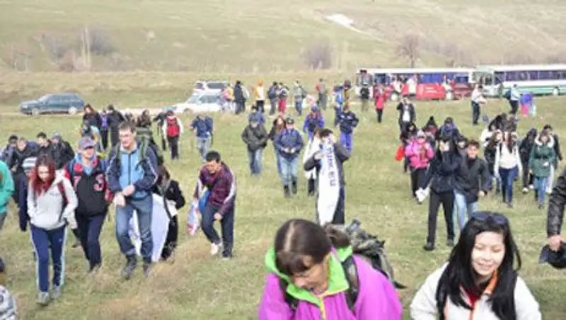 Активисты Шымкента совершили восхождение на пик Казыгурт