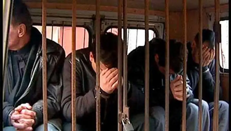 Пять человек напали на карагандинца на парковке у торгового дома