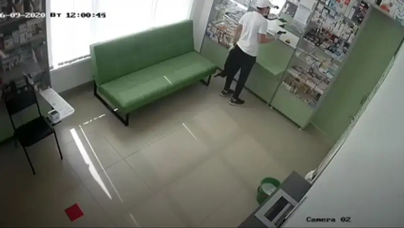 Неудачная попытка вооруженного ограбления аптеки в Нур-Султане попала на видео