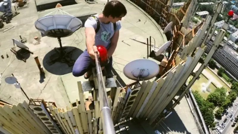 Россиянин сделал селфи на крыше гостиницы «Казахстан»