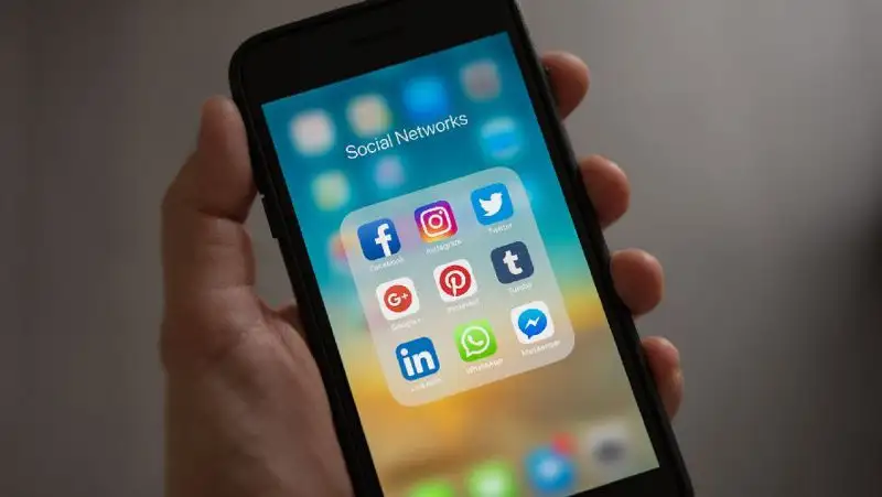 Излучение и слежка – школьникам Туркменистана рассказали о вреде смартфонов