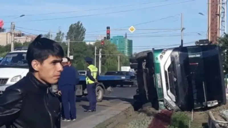 Пассажирский автобус перевернулся в Таразе