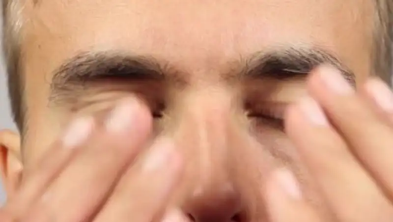 Что делать при ощущении песка в глазах