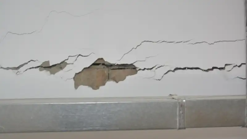 Аким ВКО дал ряд поручений по устранению трещин в здании одной из районных больниц региона