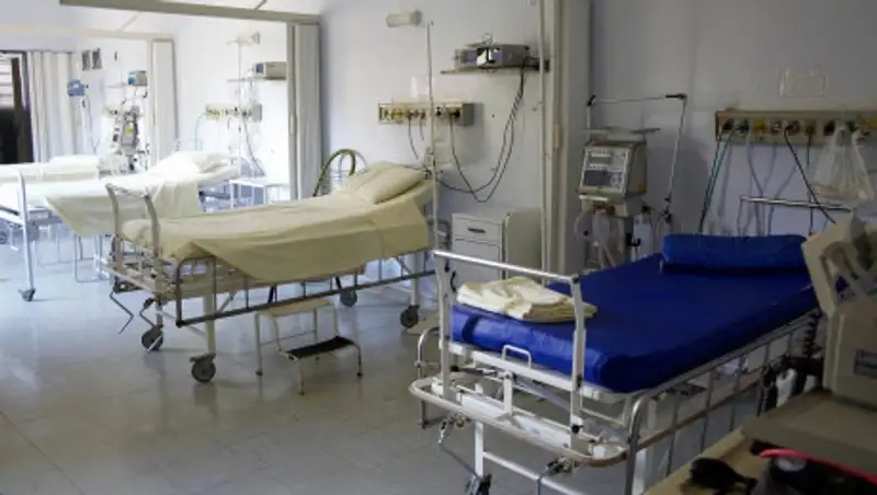 Двоих казахстанцев с коронавирусом перевели из реанимации