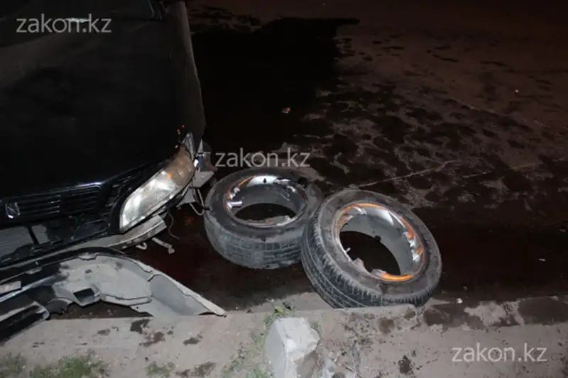 Тойота лишилась 3 колес после наезда на люк без крышки в Алматы (фото), фото - Новости Zakon.kz от 19.05.2013 19:19