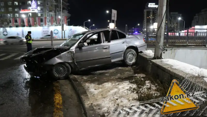 Упасть BMW с моста помешал фонарный столб