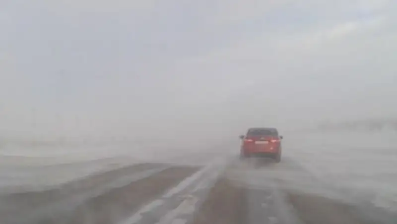 В двух регионах страны из-за непогоды ограничено движение автотранспорта