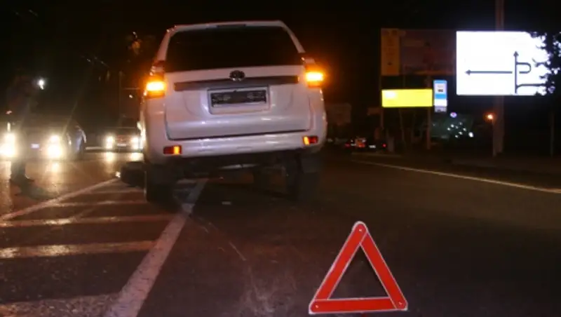 В Алматы на проспекте Абая водители не поделили дорогу