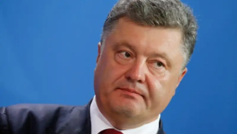 Порошенко поручил постоянно подсчитывать убытки от потери Крыма