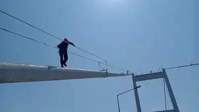 Спасатели сняли мужчину с моста в Семее