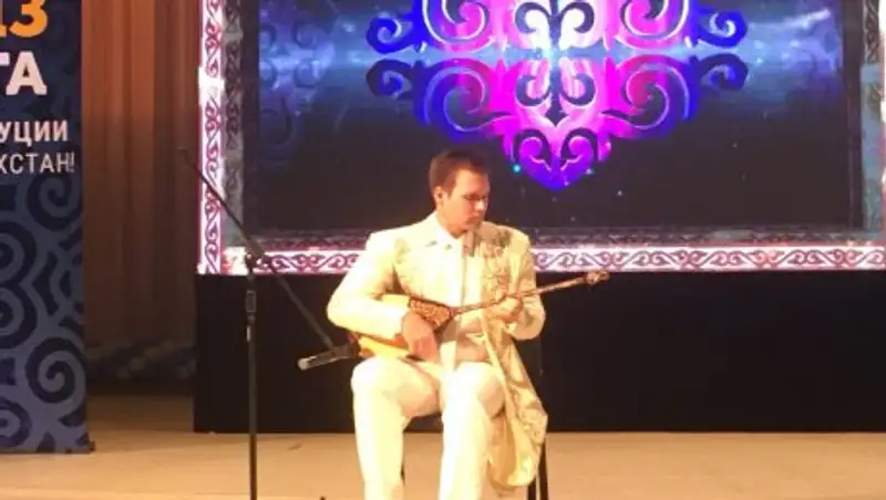 Русский домбрист-виртуоз Олег Никитин поздравил алматинцев с Днем Конституции