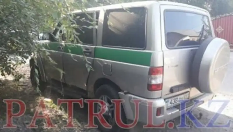 В Алматы в аварию попала инкассаторская машина