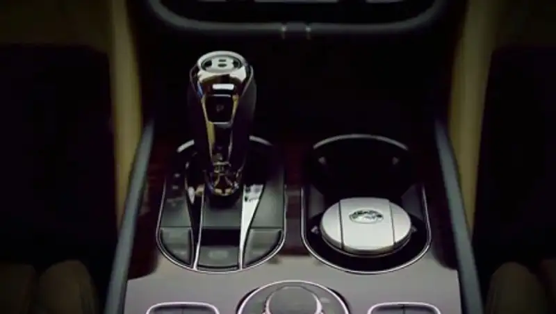 Bentley опубликовала видеотизер интерьера новейшего кроссовера