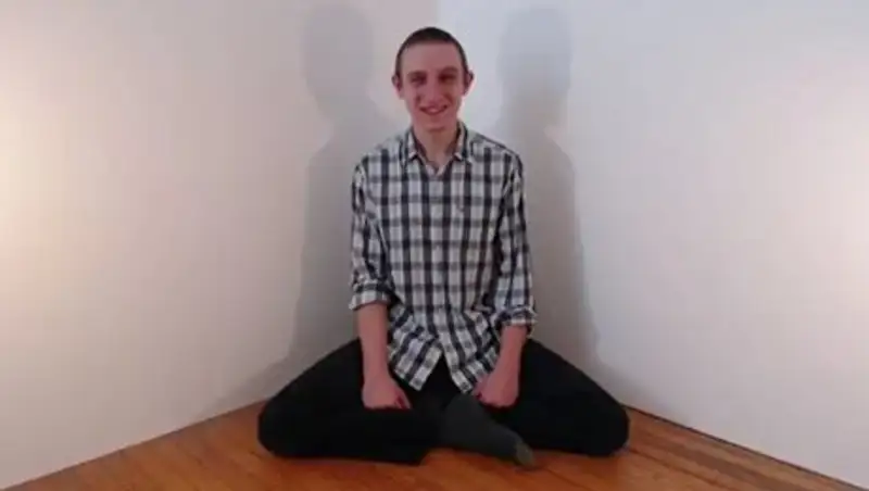 Видеоблоггер улыбался на камеру почти 900 часов