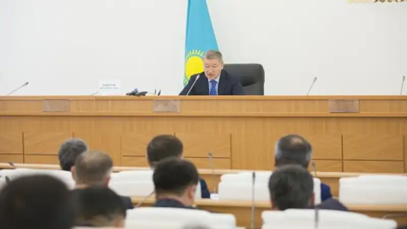 А. Шпекбаев: Даниал Ахметов - первый аким области, преподающий государственным служащим