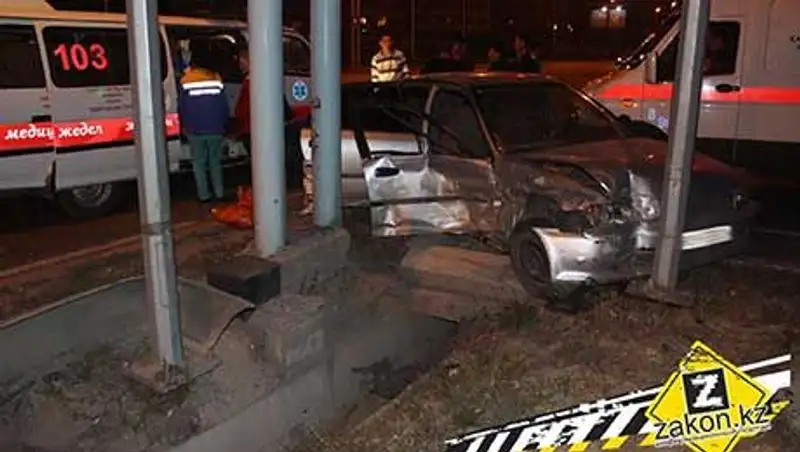 Хонду отбросило в столб в результате столкновения с Тойотой в Алматы