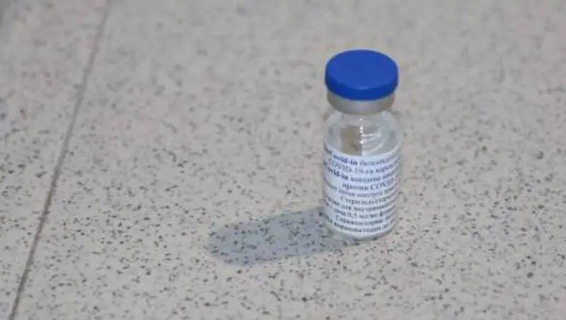 Казахстанцы переносят вакцинацию от коронавируса без серьезных последствий