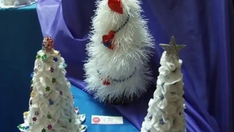 В Темиртау удивляют меховыми и съедобными елками