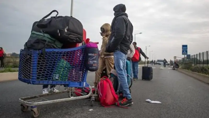 Число эвакуированных мигрантов из лагеря в Кале превысило четыре тысячи