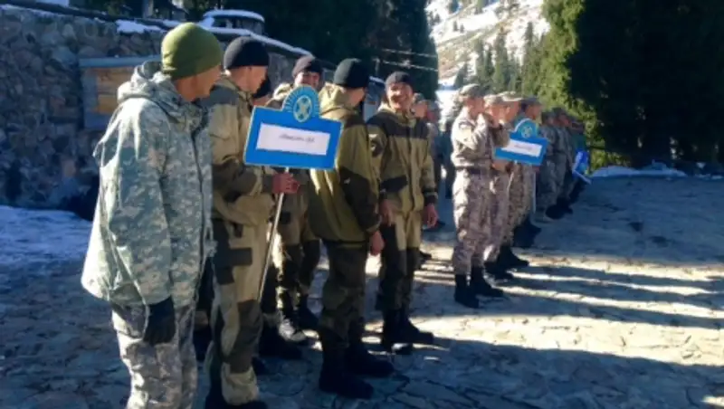 В урочище Туюк-Су военнослужащие соревнуются по горному скалолазанию