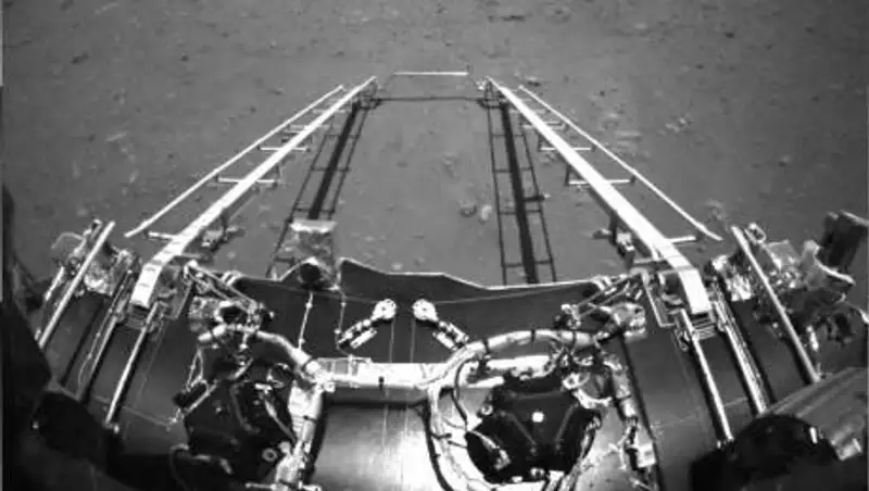 Китайский марсоход преодолел на Марсе более километра