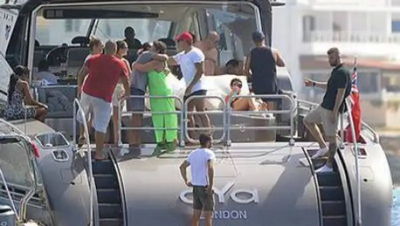 Вооруженные таможенники обыскали яхту Криштиану Роналду