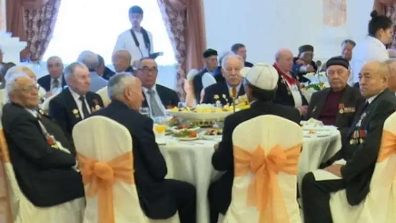 Аким Костанайской области поздравил пенсионеров с праздником