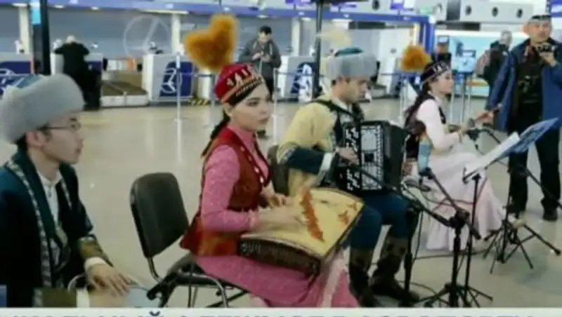 Казахские национальные инструменты заиграли в аэропорту Варшавы
