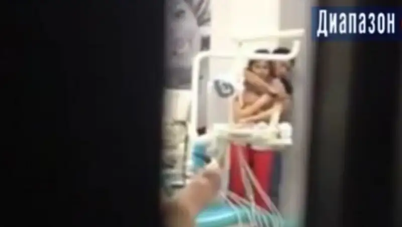 Появилось видео, как мужчина удерживал заложницу в Актобе