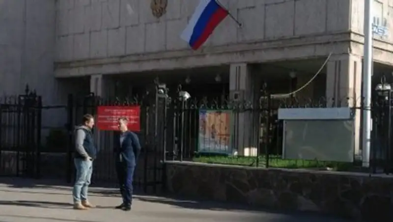 Россияне в Казахстане активно голосуют на выборах в Госдуму