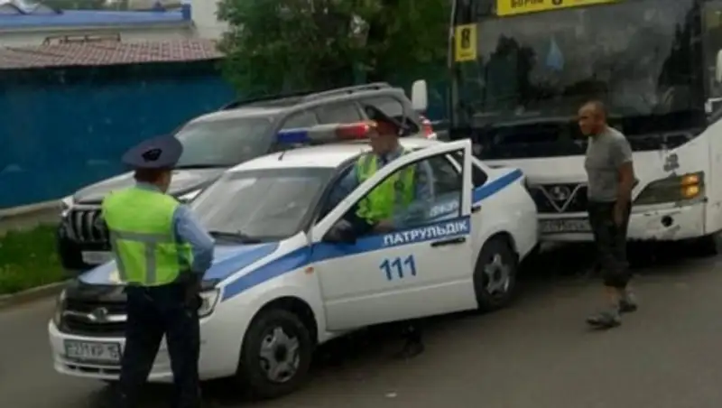 В Петропавловске пассажирский автобус врезался в полицейское авто