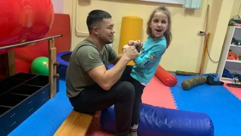 Как девочка из Усть-Каменогорска в восемь лет учится ходить и говорить