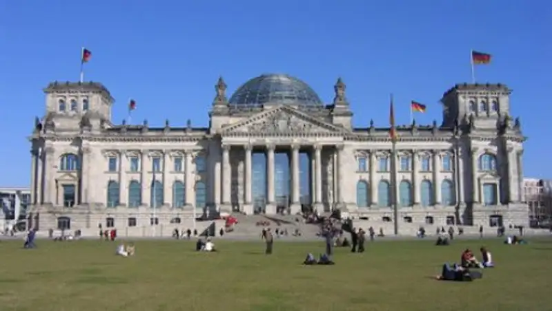 Возле здания Рейхстага задержали зигующих китайцев