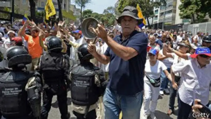 Венесуэла: протесты против насилия и нехватки продуктов