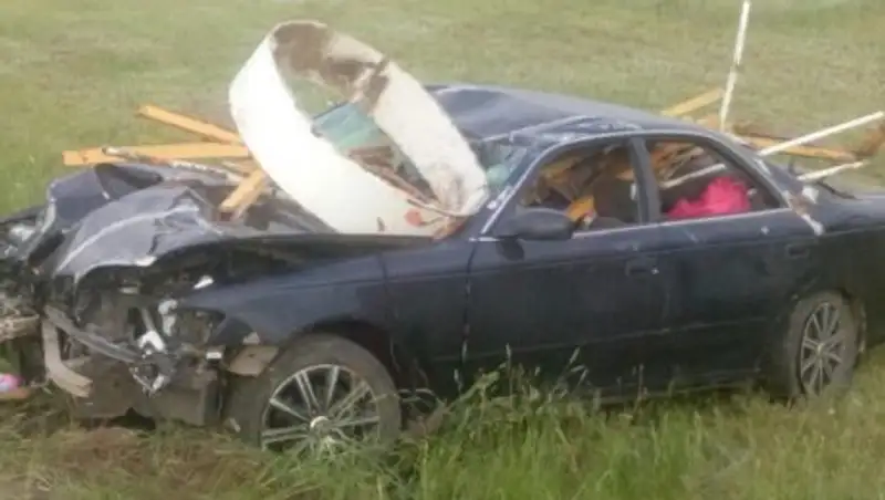 В полиции рассказали о водителе, авто которого "прошила" металлическая конструкция