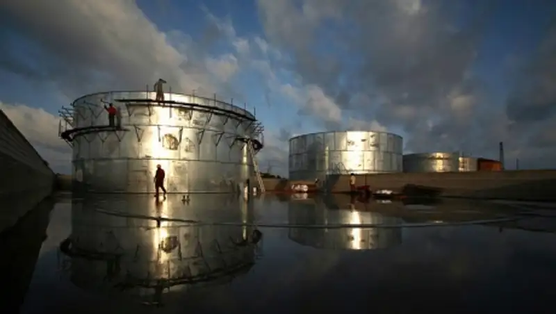 Нефть подешевела на фоне роста запасов топлива в США