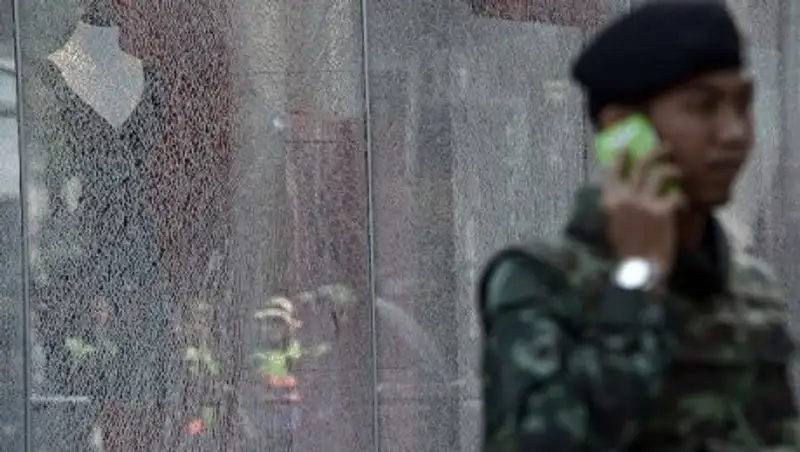 Подросток с ножом ворвался в отдел полиции на Пхукете, преследуя девушку