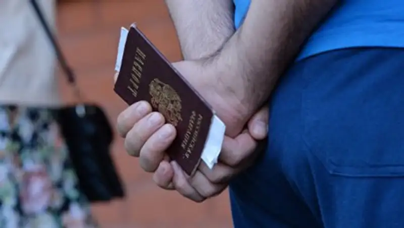 МВД России аннулирует паспорта двух мужчин, проставивших штамп о браке