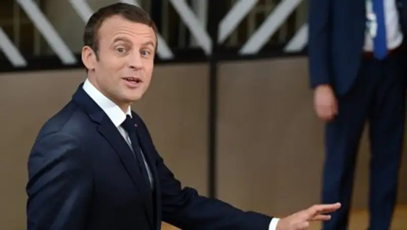 Рейтинг Макрона за месяц упал на 14%, показал опрос
