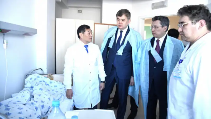 Аким Нур-Султана навестил пострадавших в результате столкновения автобусов