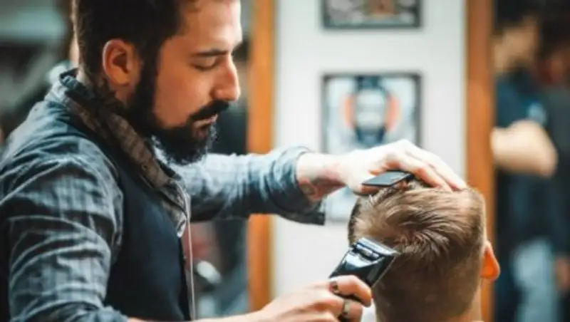 В Москве клиент заколол парикмахера шампуром из-за неудачной стрижки