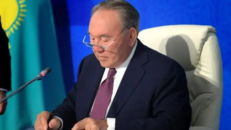 Назарбаев отправил телеграмму соболезнования Джорджу Бушу-младшему